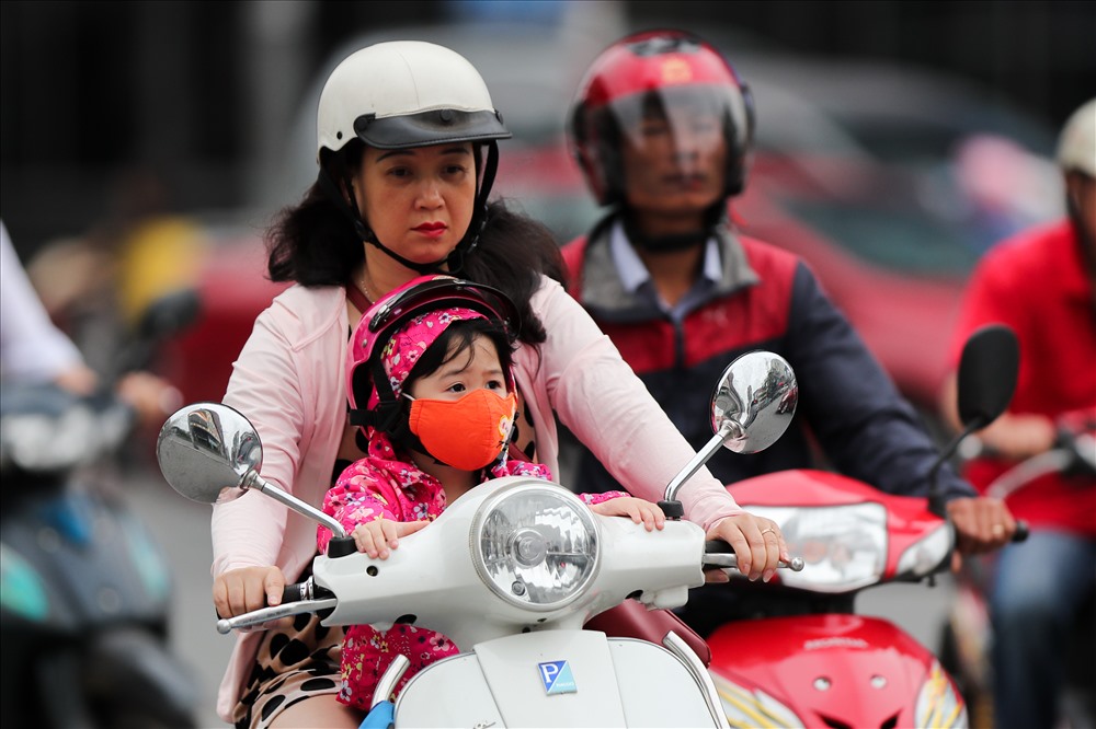 Áo chống nắng là lựa chọn của nhiều chị em phụ nữ khi ra đường những ngày này.