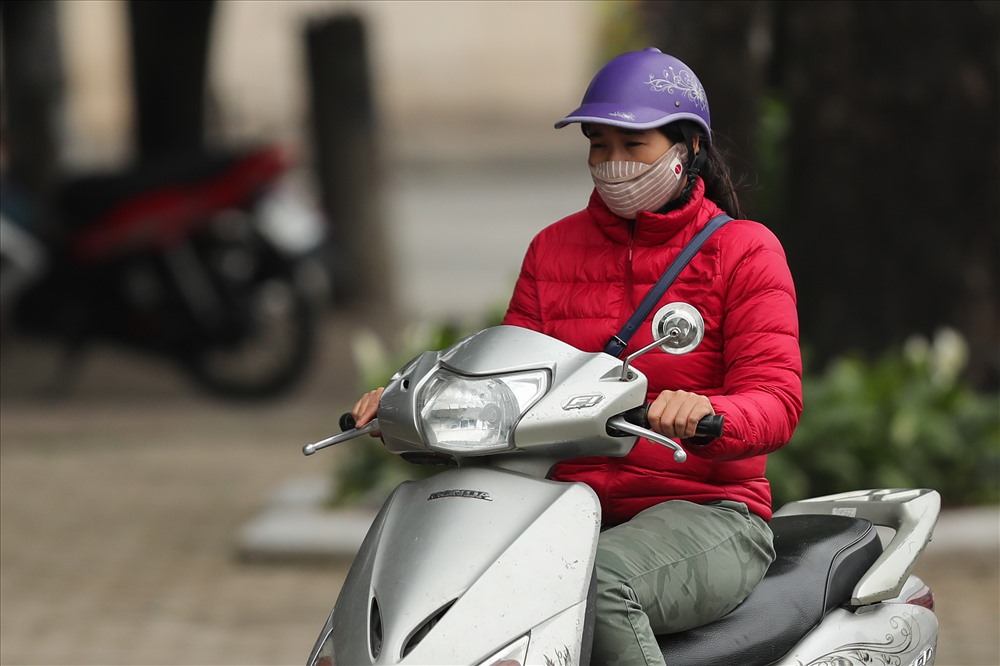Nhiều mây, đêm và sáng có mưa, mưa rào. Gió đông cấp 2-3. Trong cơn dông có khả năng xảy ra lốc, sét và gió giật mạnh. Độ ẩm từ 75 - 98%. Nhiệt độ thấp nhất từ: 23 - 25 độ C.