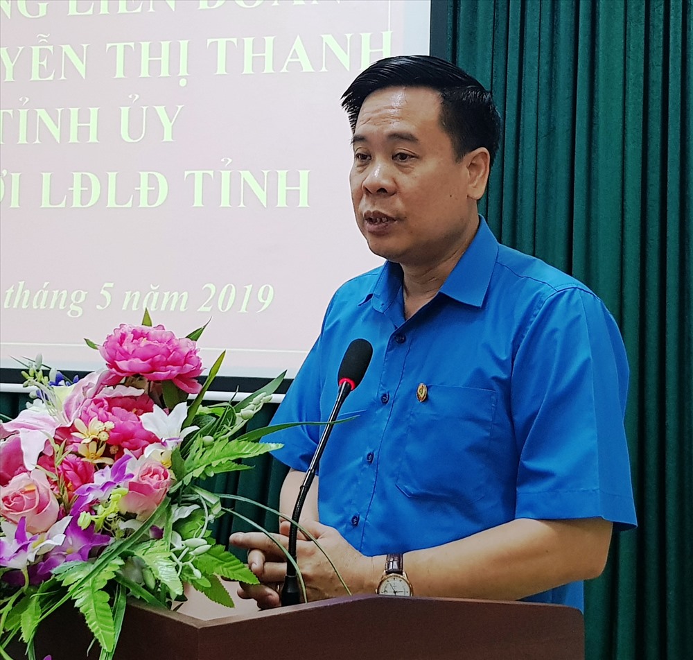 Đồng chí Dương Đức Khanh, Chủ tịch LĐLĐ tỉnh Ninh Bình báo cáo về tình hình hoạt động CĐ trên địa bàn tỉnh Ninh Bình trong 5 tháng đầu năm 2019. Ảnh: NT
