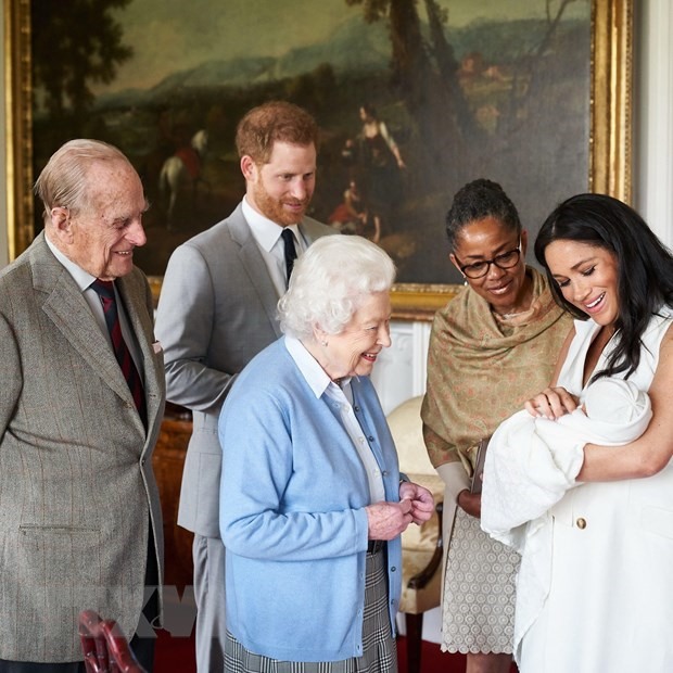 Em bé Archie diện kiến Nữ hoàng Elizabeth II. Ảnh: AFP/TTXVN.