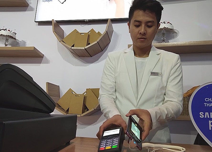 Điện thoại động động hiện đã được ứng dụng đẩy mạnh thanh toán không dùng tiền mặt tại Việt Nam theo chủ trương của Chính phủ (ảnh: PK).