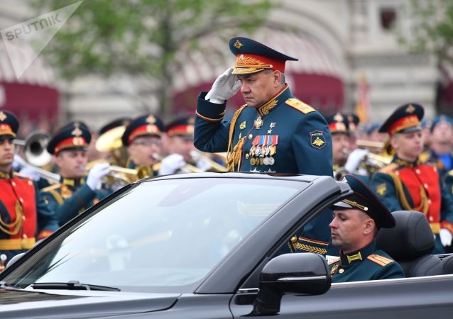 Bộ trưởng Quốc phòng Liên bang Nga, Đại tướng Anh hùng Nga Sergei Shoigu tiếp nhận cuộc diễu binh. Ảnh: Sputnik