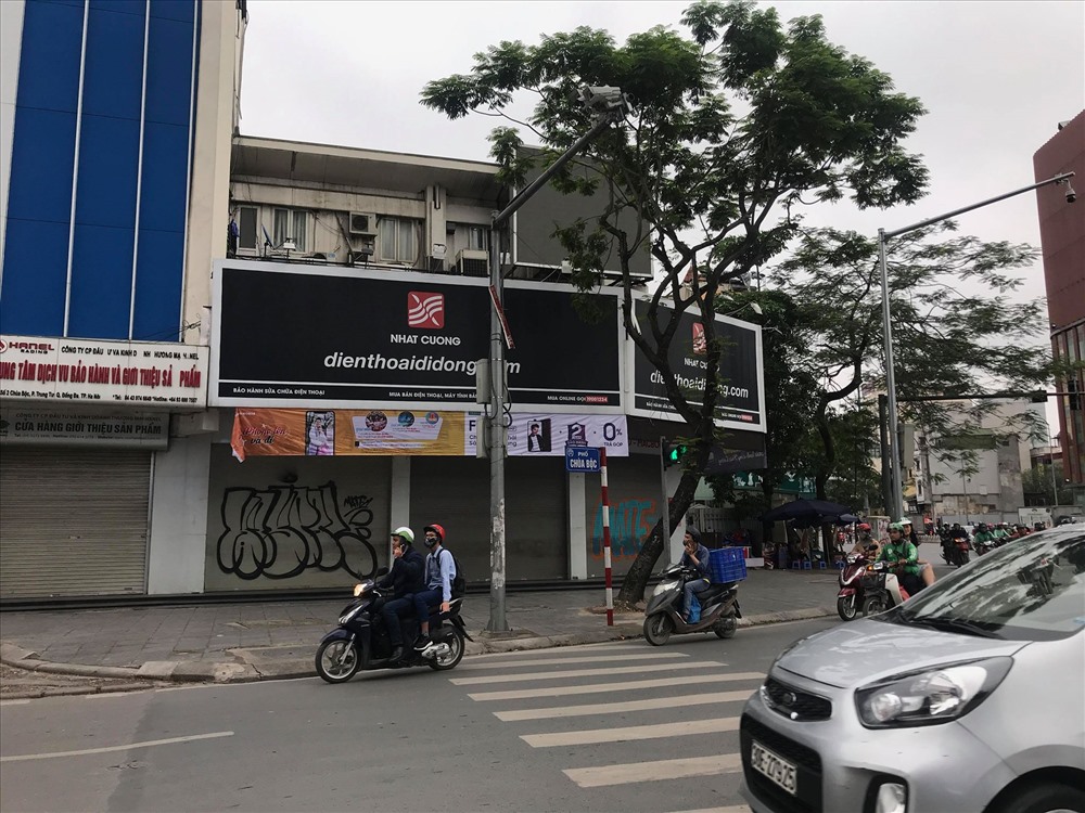 Cửa hàng Nhật Cường mobile trên phố Chùa Bộc (Quận Đống Đa) đóng cửa, không phục vụ khách hàng.