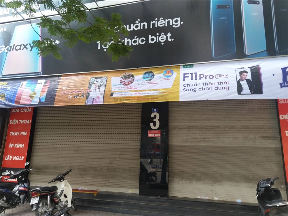Tương tự, cửa hàng Nhật Cường trên phố Xuân Thủy cũng đã đóng cửa không rõ lý do.