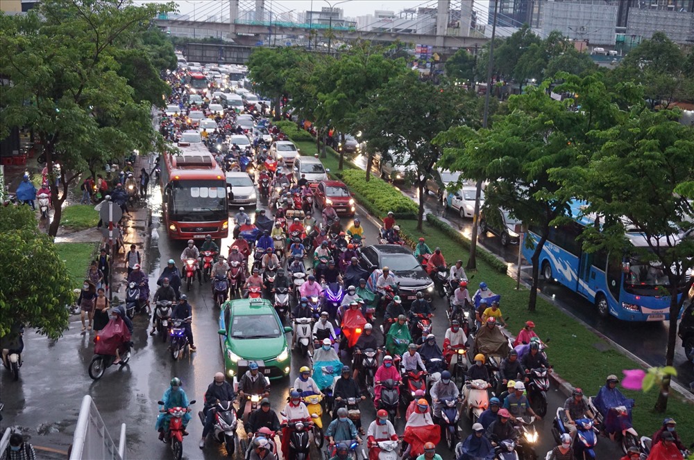 Ô tô, xe máy xếp hàng dài trên đường Điện Biên Phủ (Q.Bình Thạnh).