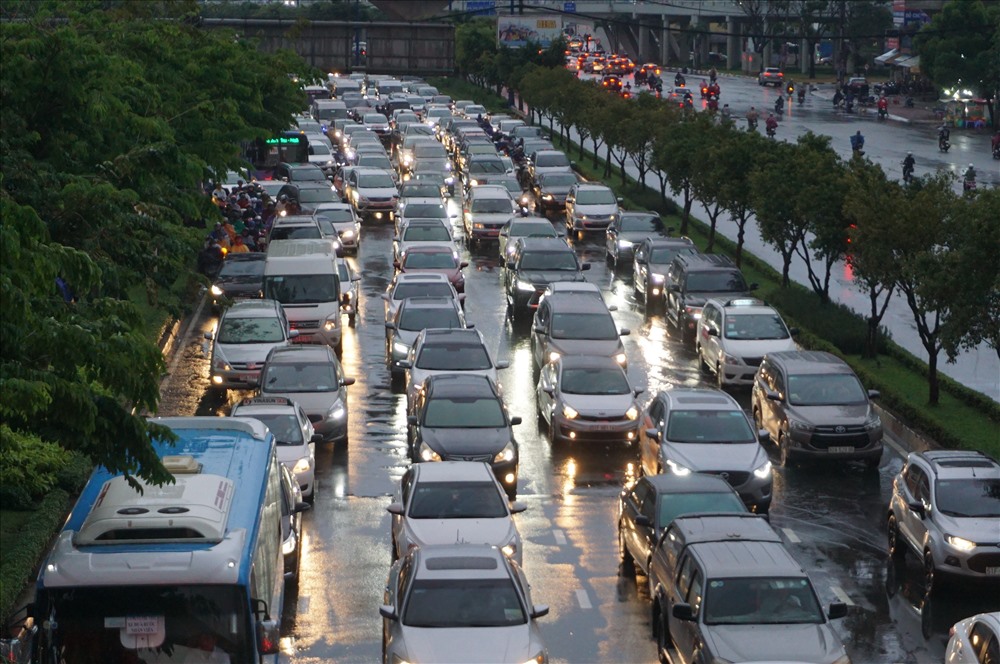 Ô tô, xe máy xếp hàng dài trên đường Điện Biên Phủ (Q.Bình Thạnh).