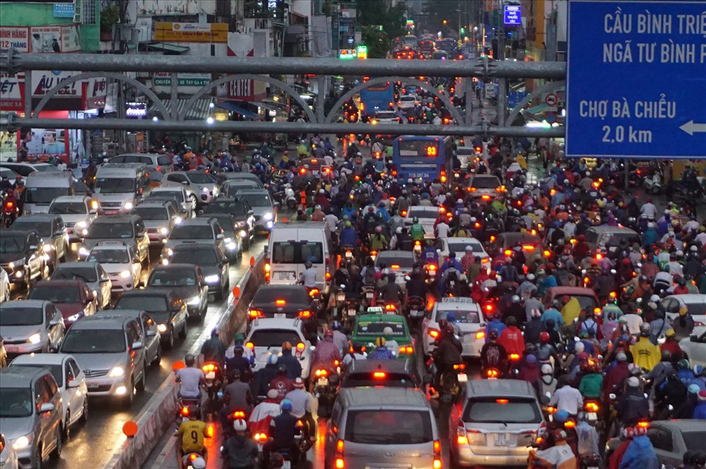 Xe cộ “chôn chân” ở khu vực ngã tư Hàng Xanh (quận Bình Thạnh).