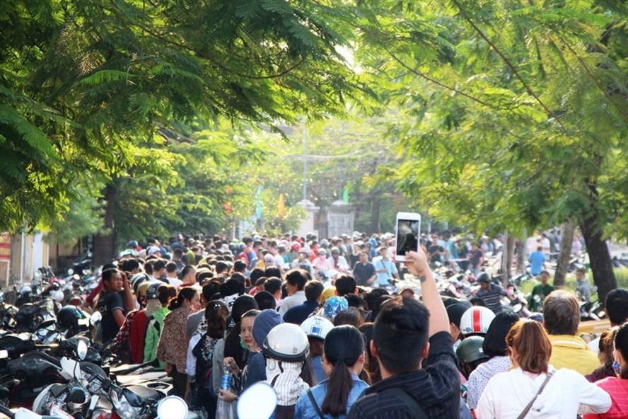 Dòng người xếp hàng dài trên đường Phan Đình Phùng chờ lấy phiếu đăng ký tiêm chủng.