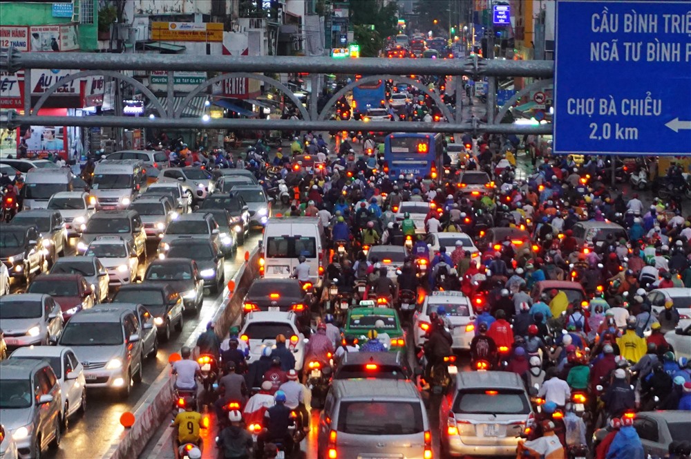 Giao thông TPHCM hỗn loạn sau mưa lớn.