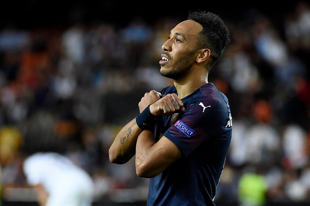 Lacazette và Aubameyang tiếp tục là nỗi khiếp sợ với Valencia. Ảnh: Reuters.