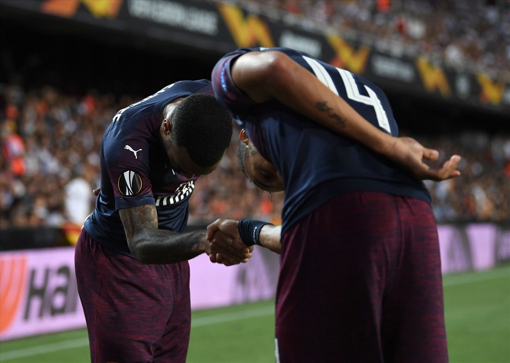 Lacazette và Aubameyang tiếp tục là nỗi khiếp sợ với Valencia. Ảnh: Reuters.