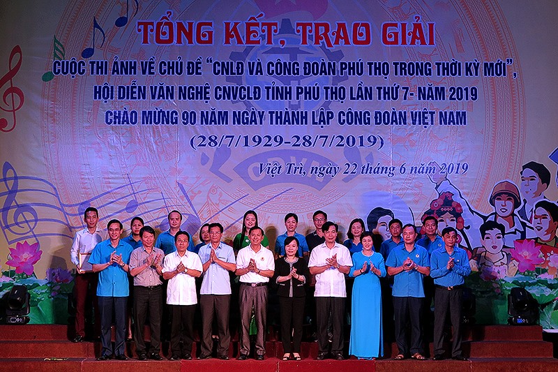 Đồng chí Nguyễn Thị Thanh Huyền - Ủy viên BTV Tỉnh ủy, Trưởng ban Dân vận Tỉnh uỷ cùng lãnh đạo LĐLĐ tỉnh, Sở Văn hóa thể thao và Du lịch, các Sở, Ban ngành của tỉnh trao giải toàn đoàn cho các đơn vị. Ảnh: H.T