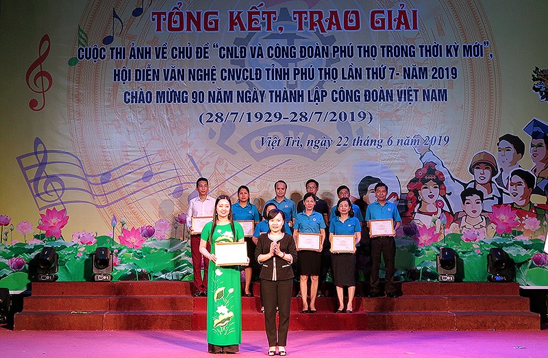 Đồng chí Nguyễn Thị Thanh Huyền - Ủy viên BTV Tỉnh ủy, Trưởng ban Dân vận Tỉnh uỷ trao giải Nhất toàn đoàn cho LĐLĐ thành phố Việt Trì, Ảnh: H.T