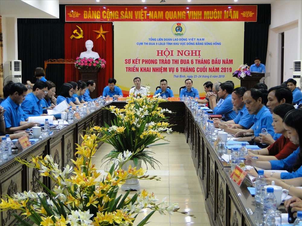 Đồng chí Trần Văn Toản - Phó Chủ tịch LĐLĐ tỉnh Thái Bình triển khai nội dung tại hội nghị. Ảnh: B.M