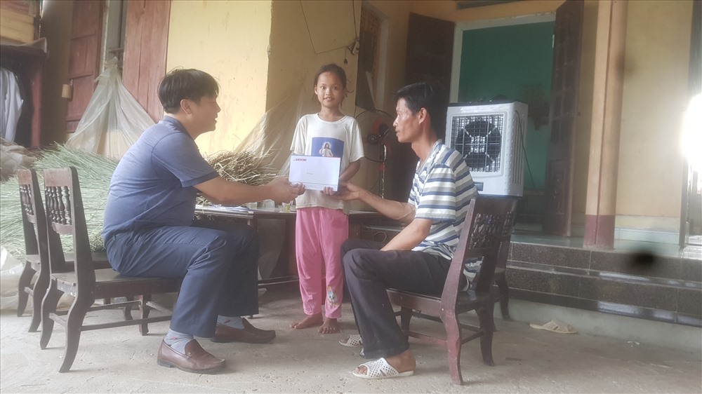 Đại diện Quỹ TLV trao quà của bạn đọc ủng hộ cháu Trần Thị Như Quỳnh.