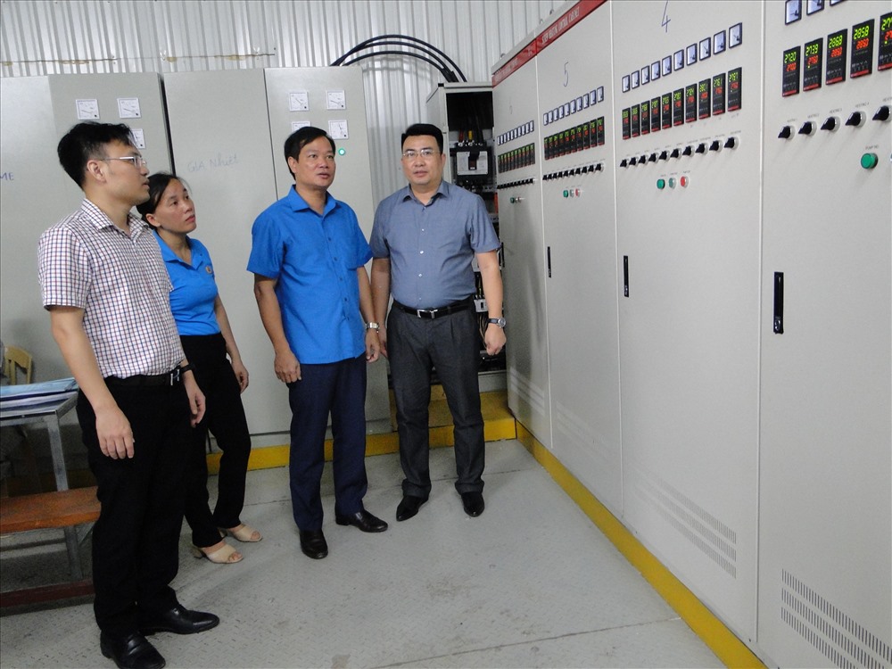 Các đại biểu đi thăm quan dây truyền sản xuất trong quá trình hoạt . Ảnh: Bá Mạnh
