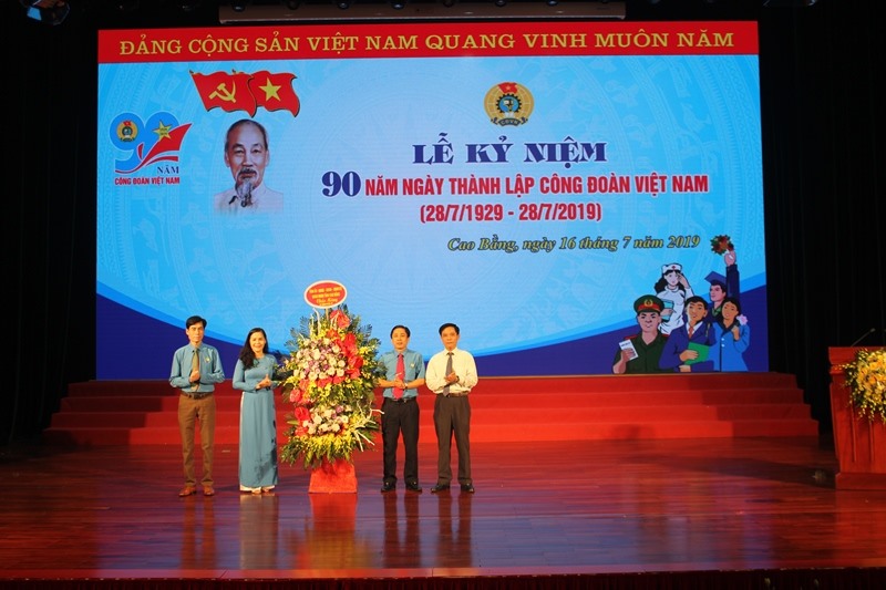 Đồng chí Đàm Văn Eng - Phó Bí thư Tỉnh ủy, Chủ tịch HĐND tỉnh Cao Bằng - trao lẵng hoa của Tỉnh ủy - HĐND - UBND chúc mừng LĐLĐ tỉnh Cao Bằng.