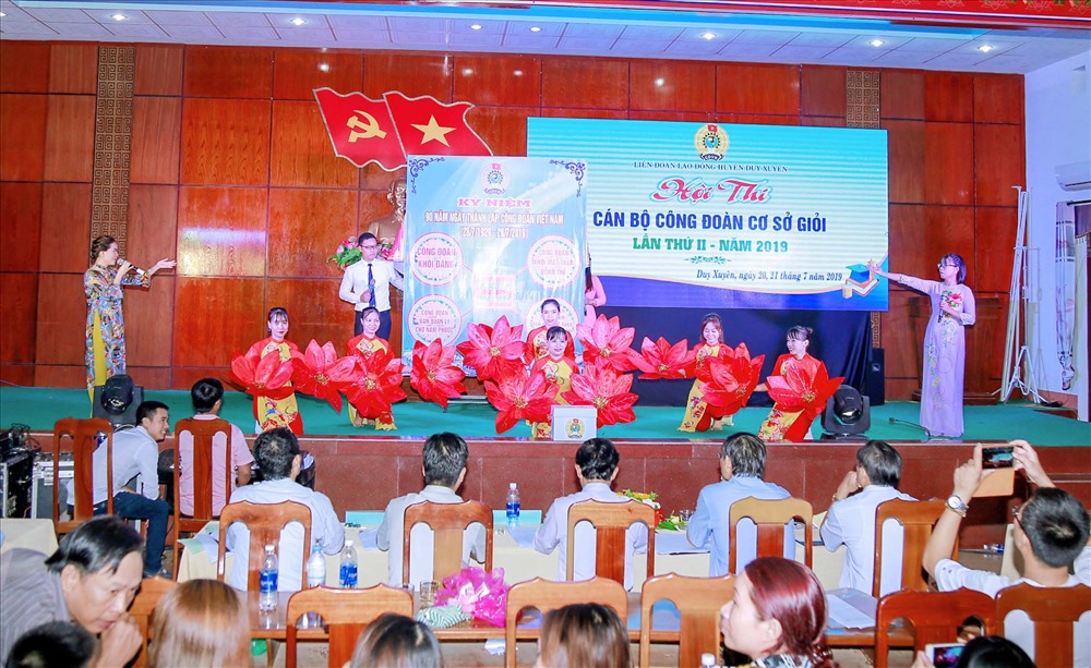 Một tiết mục phần thi chào hỏi