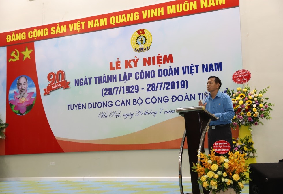 Đồng chí Vũ Mạnh Tiêm - Phó trưởng Ban Tuyên giáo Tổng Liên đoàn Lao động Việt Nam - phát biểu tại hội nghị.