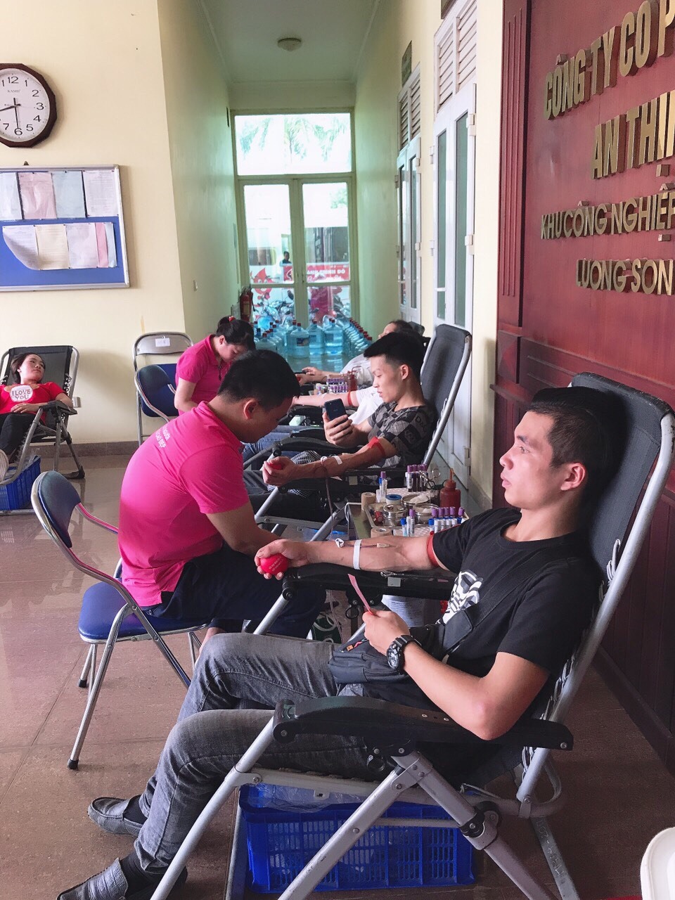 Công nhân sẵn sàng hiến máu vì mục đích cứu chữa người bệnh.