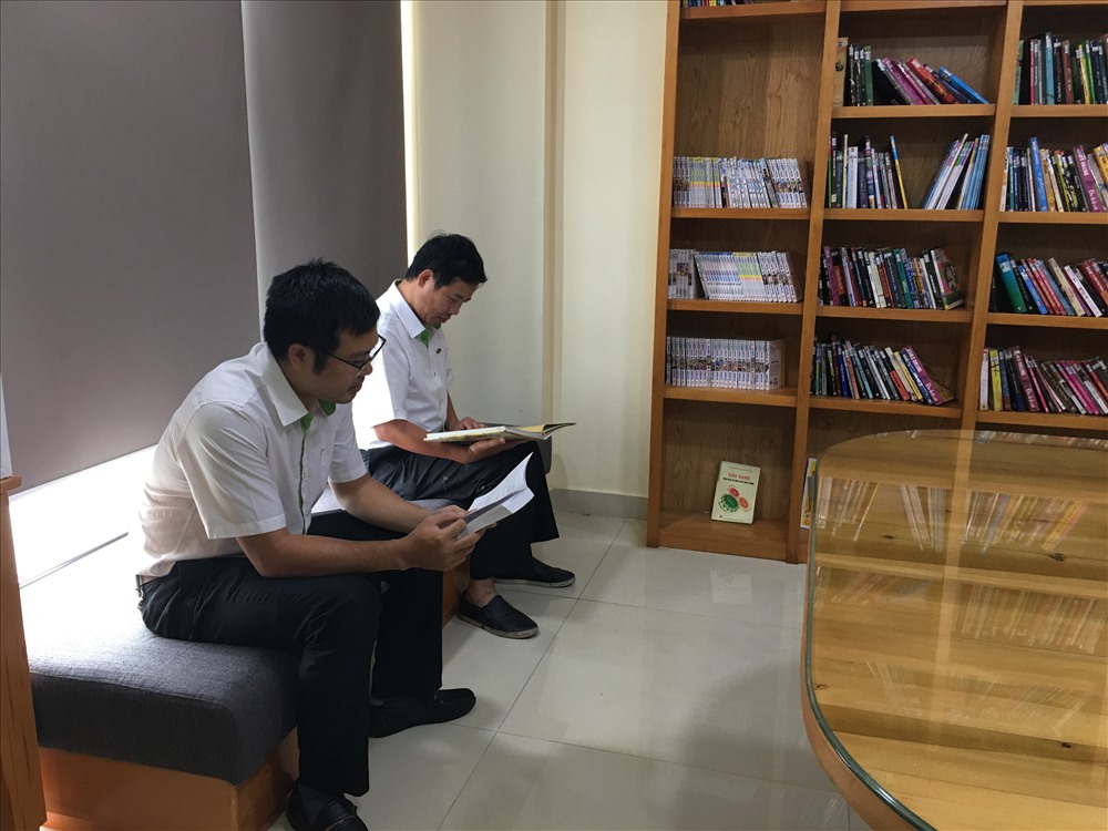 Không chỉ mượn sách về nhà mà còn có thể đọc ngay tại thư viện. Ảnh: TEA