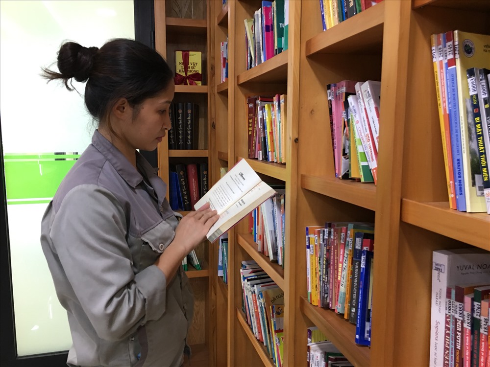 CNLĐ trực tiếp tranh thủ lên thư viện của Cty tìm sách cho mình và các con. Sách được mượn về nhà. Mùa hè vừa qua số lượng sách được mượn về cho con cái đọc đạt số lượng lớn. Ảnh: TEA