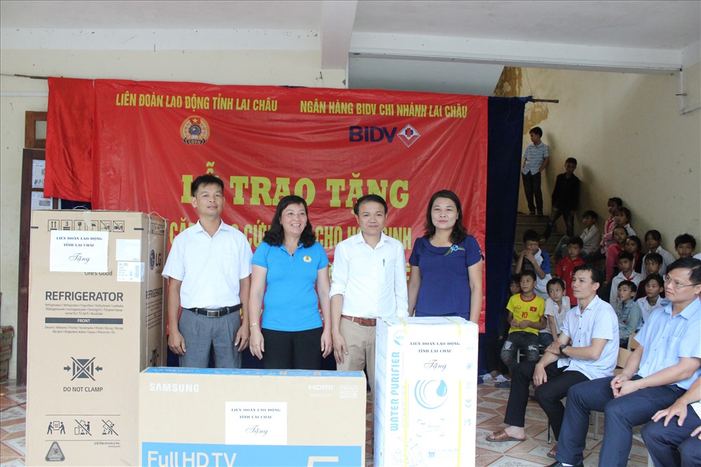 Đồng chí Nguyễn Thị Thiện, Chủ tịch LĐLĐ tỉnh và đồng chí Phan Quang Hưng, Phó Giám đốc Ngân hàng BIDV chi nhánh Lai Châu trao cặp phao cho các em học sinh trường Tiểu học Căn Co.
