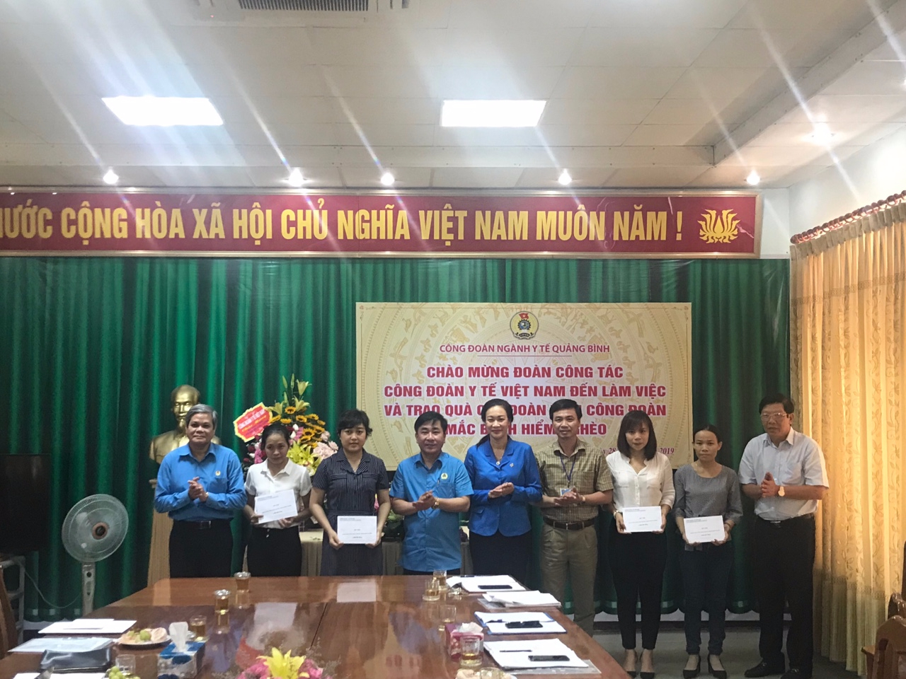 Đồng chí Chủ tịch CĐYTVN, Giám đốc Sở Y tế Quảng Bình, Chủ tịch Liên đoàn Lao động tỉnh Quảng Bình trao hỗ trợ cho đoàn viên công đoàn mắc bệnh hiểm nghèo