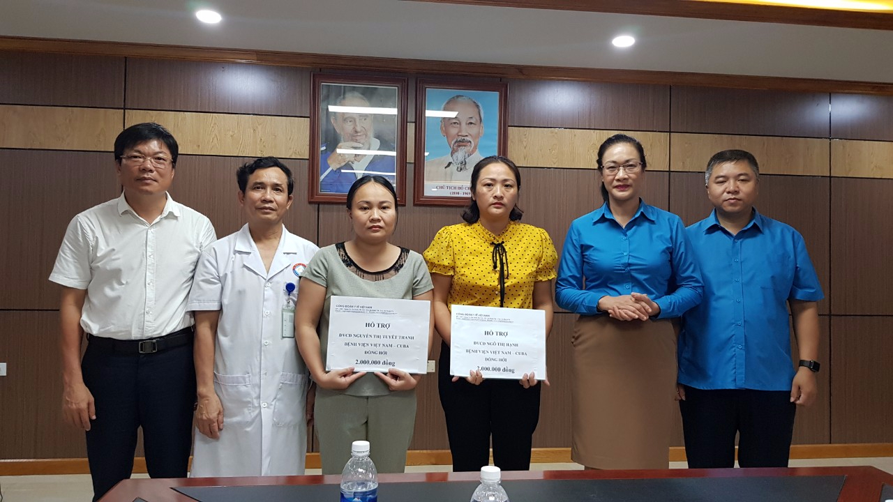 Đồng chí Chủ tịch CĐYTVN, Giám đốc Bệnh viện Việt Nam - Cu Ba Đồng Hới Quảng Bình trao hỗ trợ cho 2 nữ điều dưỡng bị bạo hành. Ảnh: X.Thảo