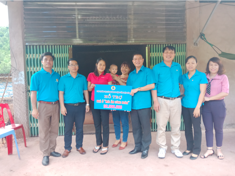 Đồng chí Lê Thanh Hà - Chủ tịch Liên đoàn Lao động tỉnh trao “Mái ấm Công đoàn” cho gia đình chi Lò Thị Ngắm – Giáo viên trường Mầm Non Quảng Lâm huyện Mường Nhé.