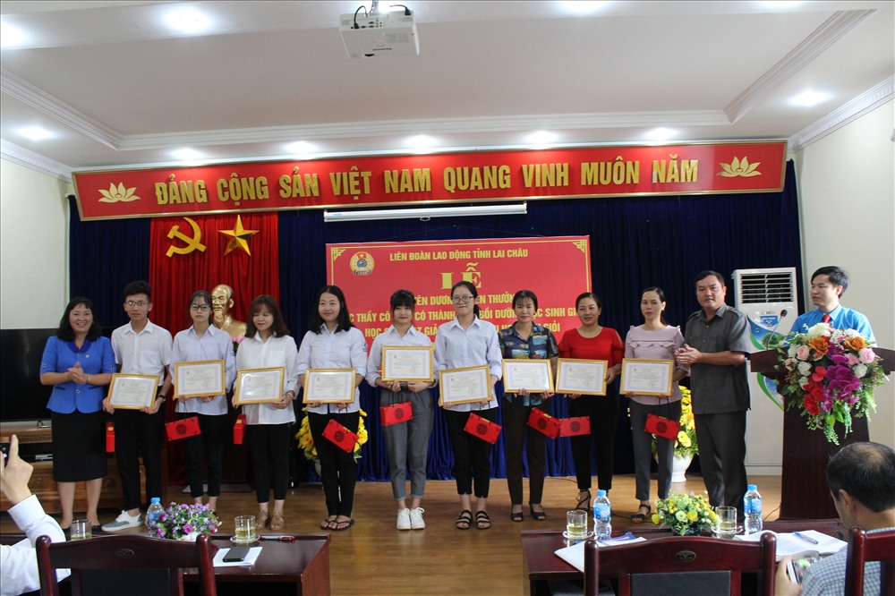 Đồng chí Giàng A Tính – UVBTV Tỉnh ủy – Phó Chủ tịch UBND tỉnh và đồng chí Nguyễn Thị Thiện – Chủ tịch LĐLĐ tỉnh trao quà cho các cháu học sinh đạt giải học sinh giỏi Quốc gia năm học 2018 – 2019