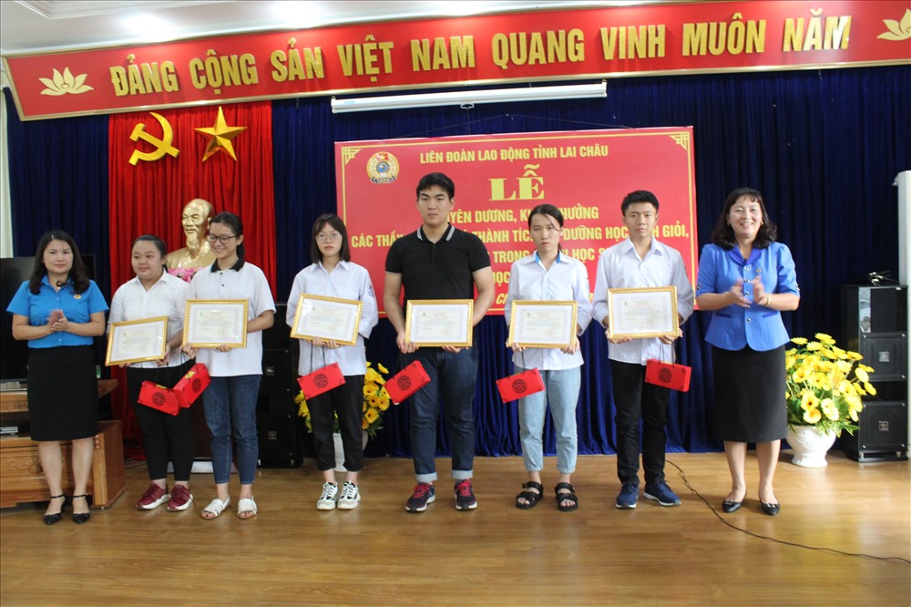 Đồng chí Nguyễn Thị Thiện – Chủ tịch LĐLĐ tỉnh (ngoài cùng bên phải) và đồng chí Đồng Thị Nghĩa – Phó Chủ tịch LĐLĐ tỉnh trao quà cho các cháu học sinh đạt giải trong kỳ thi học sinh giỏi cấp tỉnh năm học 2018 – 2019.
