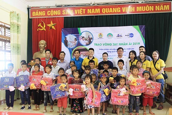 Đoàn công tác trao quà cho các em học sinh có hoàn cảnh khó khăn.