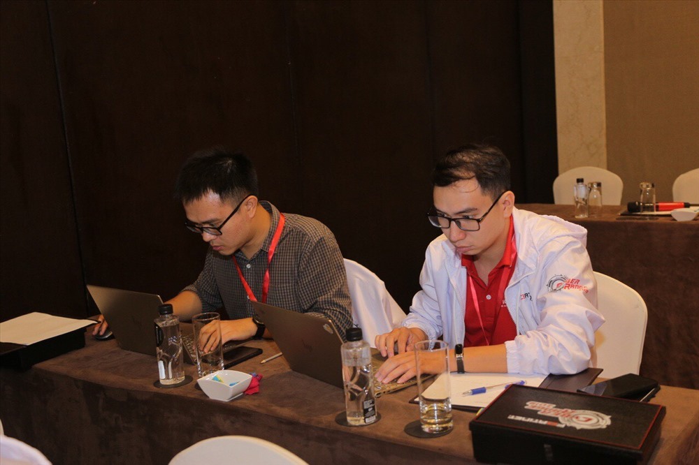 Đội thi đến từ MobiFone tập trung cao độ vượt qua các thử thách và giành vị trí cao nhất của CyberRange 2019.