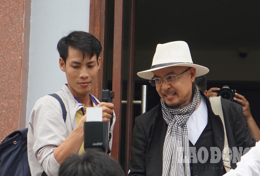 Ông Vũ vui vẻ rời phiên tòa 18.9.