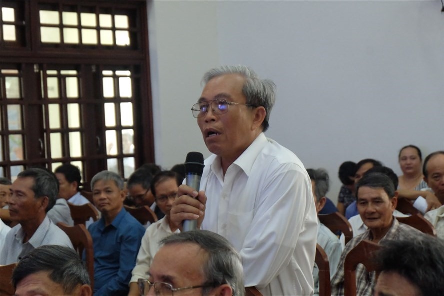 Cử tri Ngô Minh Hồng nêu ý kiến tại buổi tiếp xúc cử tri. ảnh: H.Vinh