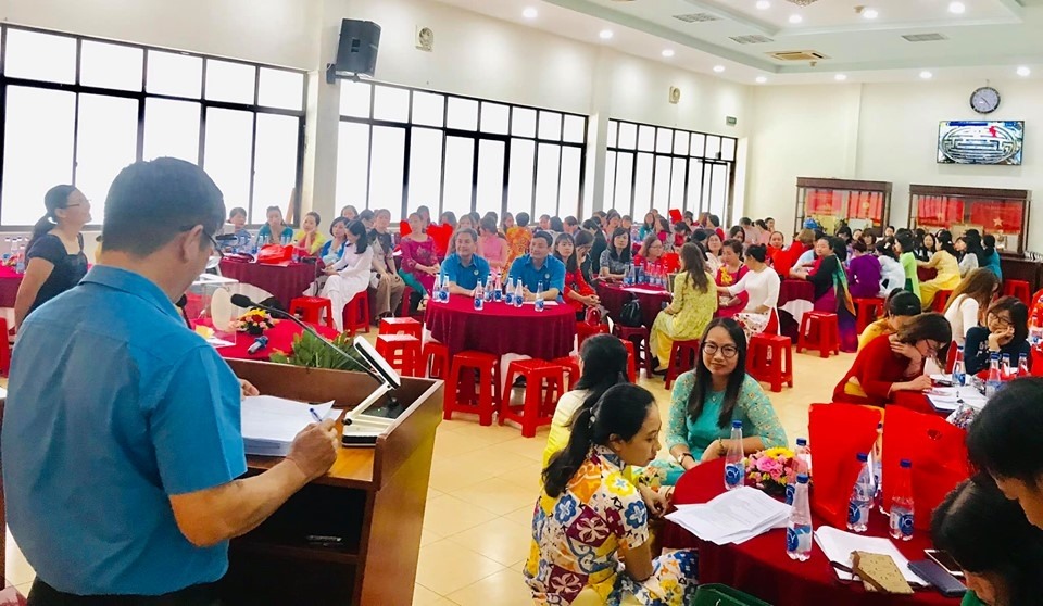Báo cáo viên tuyên truyền pháp luật cho nữ công nhân lao động