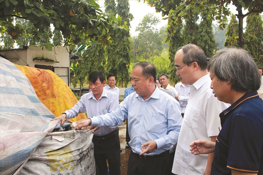 Tháng 7.2017, Bí thư Thành uỷ TP HCM Nguyễn Thiện Nhân (thứ 2, phải qua) đã tham quan Nhà máy điện rác Gò Cát. Ảnh: C.H