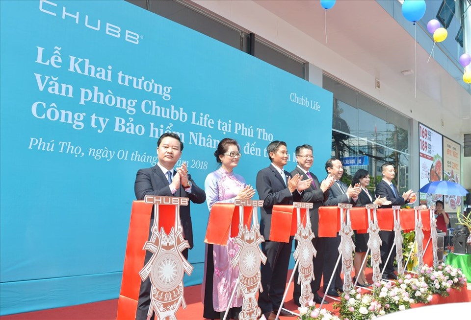 Đại diện Chubb Life Việt Nam cắt băng khai trương văn phòng kinh doanh mới tại Phú Thọ. Đại diện Chubb Life Việt Nam cắt băng khai trương văn phòng kinh doanh mới tại Phú Thọ.