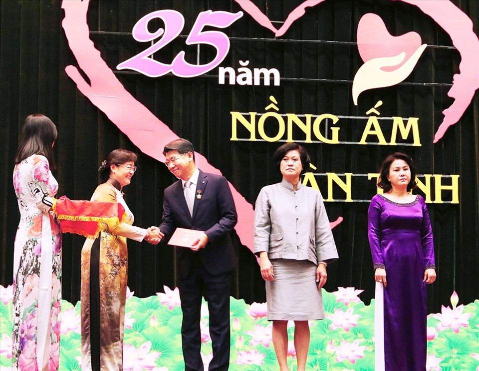 Ông Back Jong Kook, Chủ tịch HĐTV kiêm Tổng Giám Đốc Hanwha Life Việt Nam nhận huy hiệu vì có thành tích đóng góp cho sự nghiệp xây dựng và bảo vệ TP.HCM. Ông Back Jong Kook, Chủ tịch HĐTV kiêm Tổng Giám Đốc Hanwha Life Việt Nam nhận huy hiệu vì có thành tích đóng góp cho sự nghiệp xây dựng và bảo vệ TP.HCM.