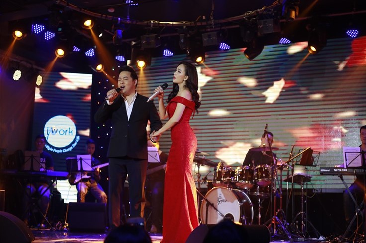 Quang Lê nắm tay, ôm eo tình tứ "mỹ nhân Bolero" Trần Mỹ Ngọc Quang Lê nắm tay, ôm eo tình tứ "mỹ nhân Bolero" Trần Mỹ Ngọc