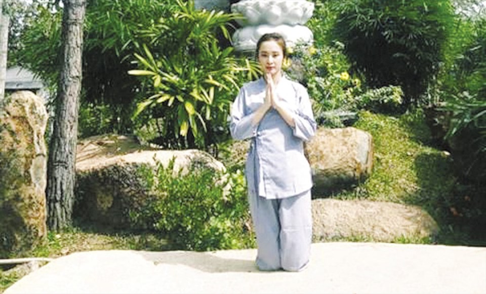 Angela Phương Trinh tìm về chốn cửa Phật sau khi gặp nhiều scandal hay đối mặt với những chỉ trích của dư luận. Ảnh: T. L. Angela Phương Trinh tìm về chốn cửa Phật sau khi gặp nhiều scandal hay đối mặt với những chỉ trích của dư luận. Ảnh: T. L.