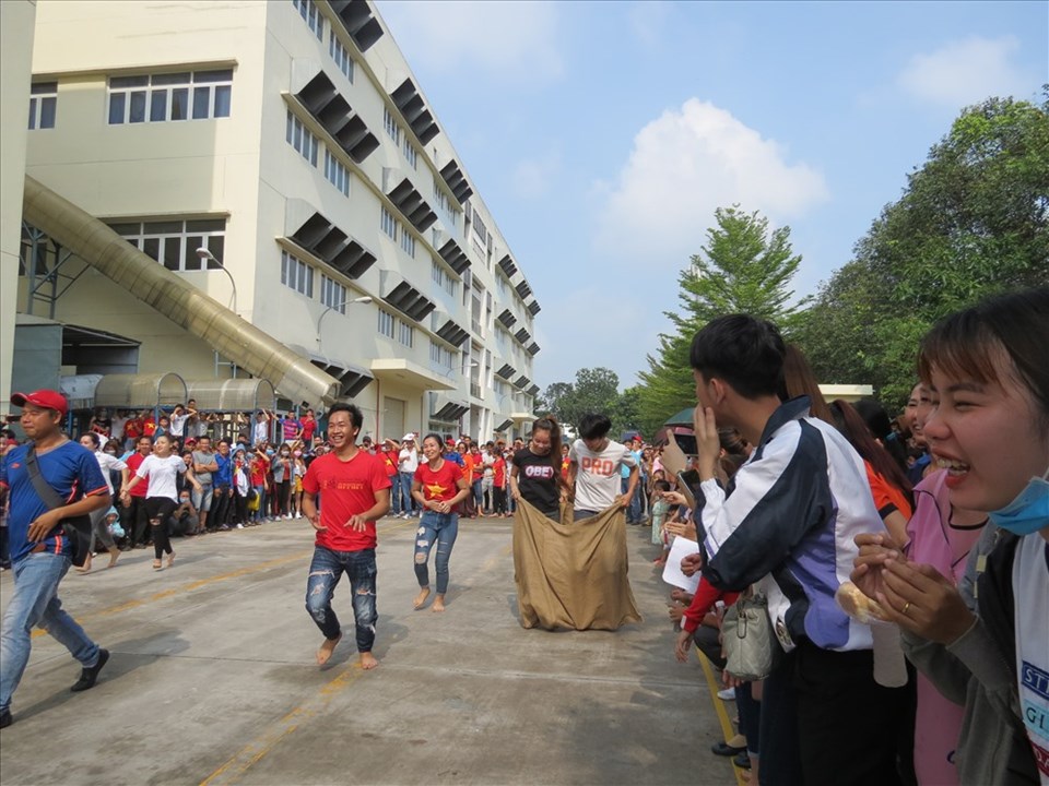 Anh chị em công nhân cổ vũ nhiệt tình Anh chị em công nhân cổ vũ nhiệt tình
