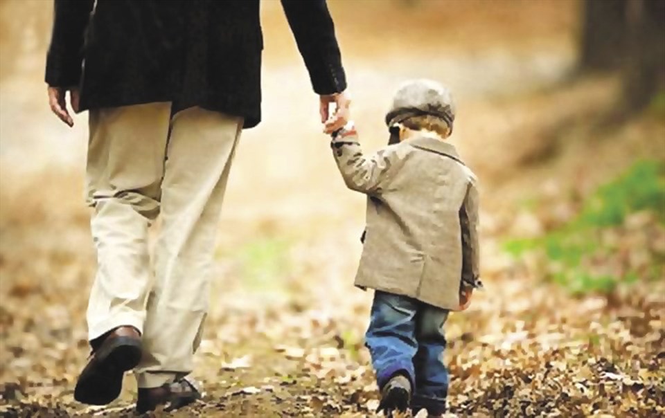 Con nuôi hợp pháp có quyền như con đẻ (ảnh minh họa). Con nuôi hợp pháp có quyền như con đẻ (ảnh minh họa).