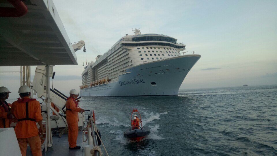 Tàu SAR 413 tiếp cận tàu khách du lịch OVATION OF THE SEAS Tàu SAR 413 tiếp cận tàu khách du lịch OVATION OF THE SEAS
