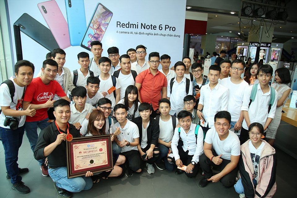 Chứng nhận kỉ lục chụp ảnh selfie của điện thoại Xiaomi Redmi Note 6 Pro. Chứng nhận kỉ lục chụp ảnh selfie của điện thoại Xiaomi Redmi Note 6 Pro.