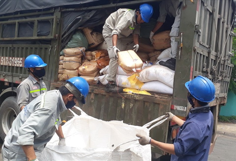 Lực lượng QLTT TPHCM trong một lần tiêu hủy hàng gian giả. Ảnh: NGỌC UYÊN Lực lượng QLTT TPHCM trong một lần tiêu hủy hàng gian giả. Ảnh: NGỌC UYÊN