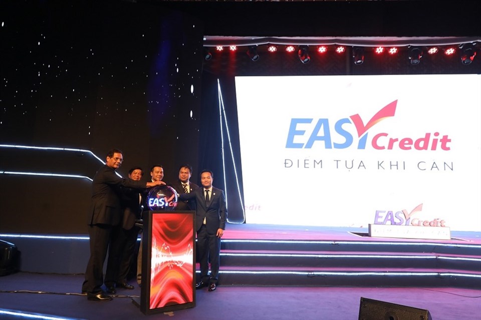 Ban Giám đốc EVN Finance và Easy Credit trong giờ phút giới thiệu Logo Easy Credit Ban Giám đốc EVN Finance và Easy Credit trong giờ phút giới thiệu Logo Easy Credit