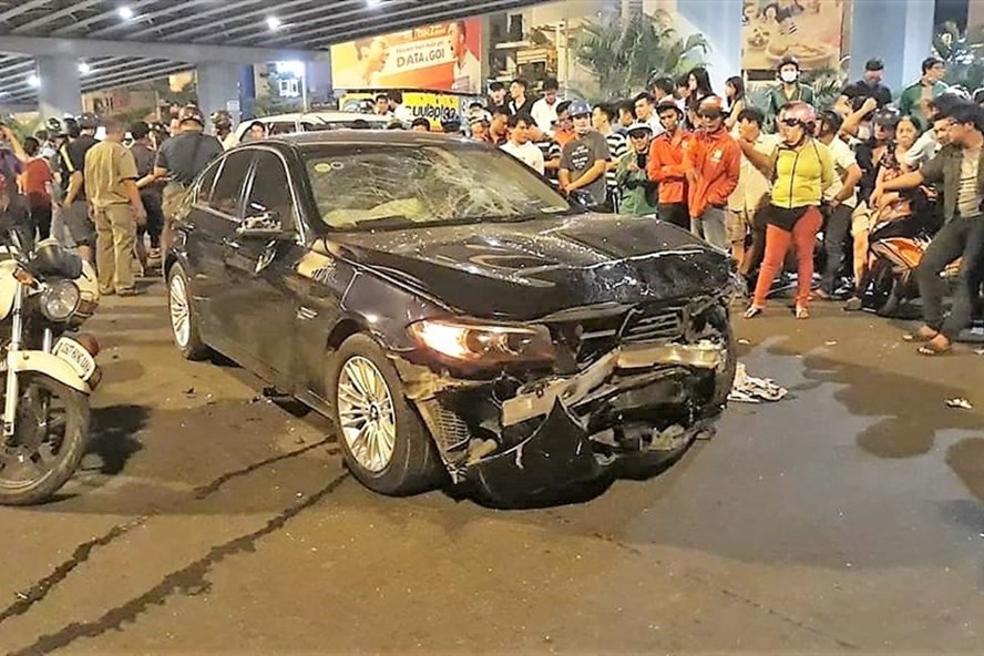 Chiếc BMW nát đầu sau khi đâm hàng loạt xe máy, ôtô tại ngã tư Hàng Xanh đêm qua.