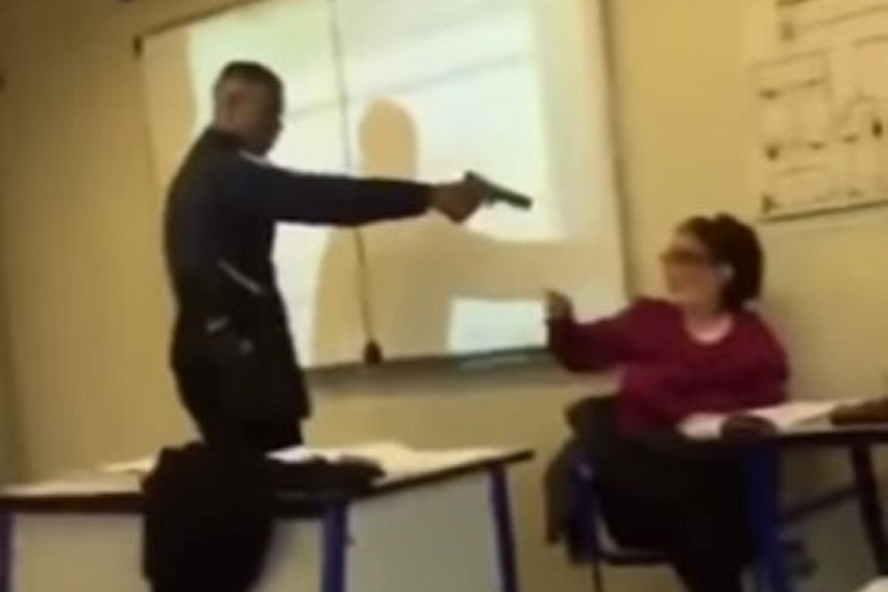 Nam sinh chĩa súng đe dọa cô giáo tại một trường học ở Creteil, ngoại ô Paris, Pháp.